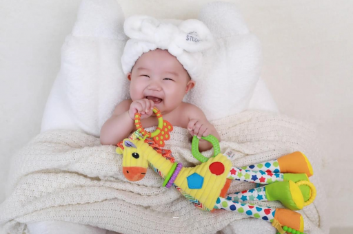 金华四个月宝宝揉眼睛